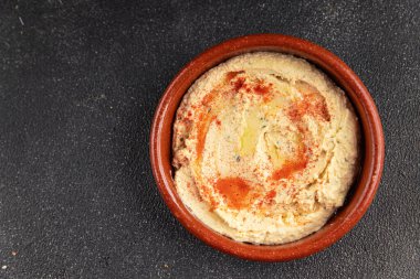 Humus nohutu sosu baharatlar iştah açıcı sebzeler taze lezzetli gurme vejetaryen ve vejetaryen yemek arka planı masa sade yemekler üst görünüm fotokopi alanı keto ve paleo diyeti