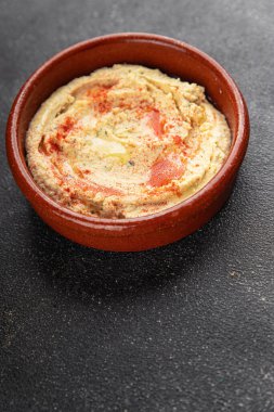 Humus nohutu sosu baharatlar iştah açıcı sebzeler taze lezzetli gurme vejetaryen ve vejetaryen yemek arka planı masa sade yemekler üst görünüm fotokopi alanı keto ve paleo diyeti