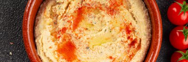 Humus nohutu sosu baharatlar iştah açıcı sebzeler taze lezzetli gurme vejetaryen ve vejetaryen yemek arka planı masa sade yemekler üst görünüm fotokopi alanı keto ve paleo diyeti