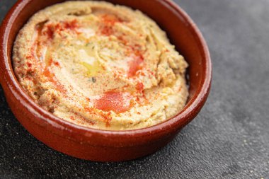 Humus nohutu sosu baharatlar iştah açıcı sebzeler taze lezzetli gurme vejetaryen ve vejetaryen yemek arka planı masa sade yemekler üst görünüm fotokopi alanı keto ve paleo diyeti