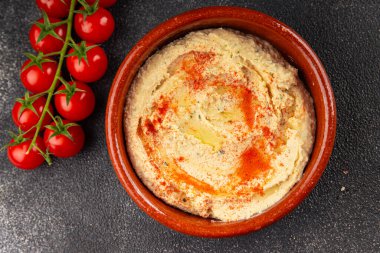 Humus nohutu sosu baharatlar iştah açıcı sebzeler taze lezzetli gurme vejetaryen ve vejetaryen yemek arka planı masa sade yemekler üst görünüm fotokopi alanı keto ve paleo diyeti