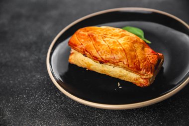 Et turtası kiş Fransız aperatifi taze lezzetli gurme yemek arkaplanı masadaki rustik yiyecekler üst görünüm kopyalama alanı