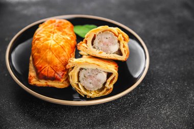 Et turtası kiş Fransız aperatifi taze lezzetli gurme yemek arkaplanı masadaki rustik yiyecekler üst görünüm kopyalama alanı