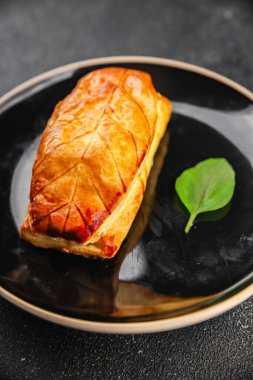 Et turtası kiş Fransız aperatifi taze lezzetli gurme yemek arkaplanı masadaki rustik yiyecekler üst görünüm kopyalama alanı