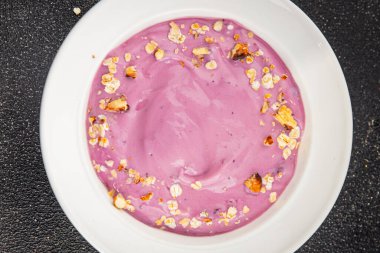 Yoğurt böğürtlenli sağlıklı kahvaltı taze gurme yemek arkaplanı masanın üstünde rustik yiyecekler üst görünüm boşluk kopyası