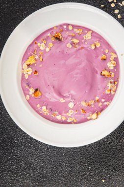 Yoğurt böğürtlenli sağlıklı kahvaltı taze gurme yemek arkaplanı masanın üstünde rustik yiyecekler üst görünüm boşluk kopyası