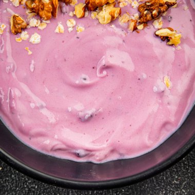 Yoğurt böğürtlenli sağlıklı kahvaltı taze gurme yemek arkaplanı masanın üstünde rustik yiyecekler üst görünüm boşluk kopyası