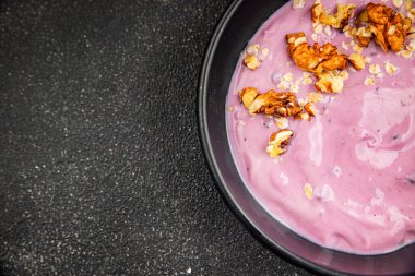 Yoğurt böğürtlenli sağlıklı kahvaltı taze gurme yemek arkaplanı masanın üstünde rustik yiyecekler üst görünüm boşluk kopyası