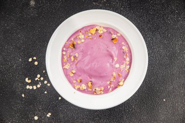 Yoğurt böğürtlenli sağlıklı kahvaltı taze gurme yemek arkaplanı masanın üstünde rustik yiyecekler üst görünüm boşluk kopyası