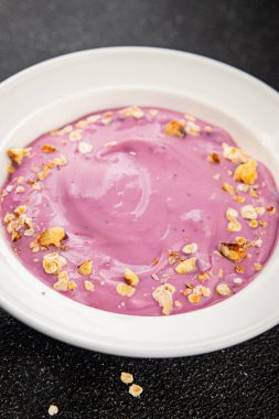 Yoğurt böğürtlenli sağlıklı kahvaltı taze gurme yemek arkaplanı masanın üstünde rustik yiyecekler üst görünüm boşluk kopyası