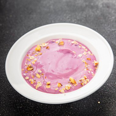 Yoğurt böğürtlenli sağlıklı kahvaltı taze gurme yemek arkaplanı masanın üstünde rustik yiyecekler üst görünüm boşluk kopyası