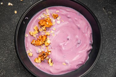 Yoğurt böğürtlenli sağlıklı kahvaltı taze gurme yemek arkaplanı masanın üstünde rustik yiyecekler üst görünüm boşluk kopyası