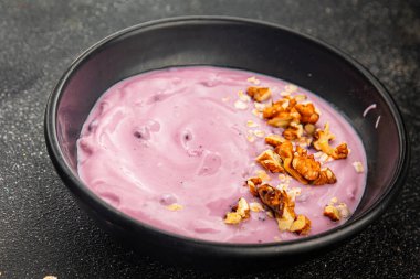 Yoğurt böğürtlenli sağlıklı kahvaltı taze gurme yemek arkaplanı masanın üstünde rustik yiyecekler üst görünüm boşluk kopyası