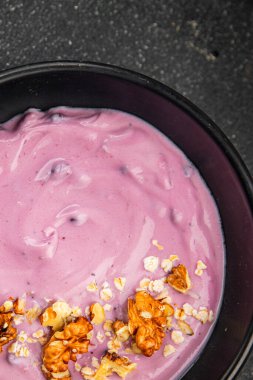 Yoğurt böğürtlenli sağlıklı kahvaltı taze gurme yemek arkaplanı masanın üstünde rustik yiyecekler üst görünüm boşluk kopyası