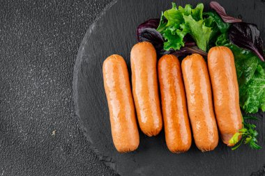 Sosisler et lezzetli taze gurme yemek masa arkası kırsal yemek üst görünüm kopyalama alanı