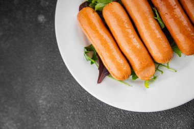 Sosisler et lezzetli taze gurme yemek masa arkası kırsal yemek üst görünüm kopyalama alanı