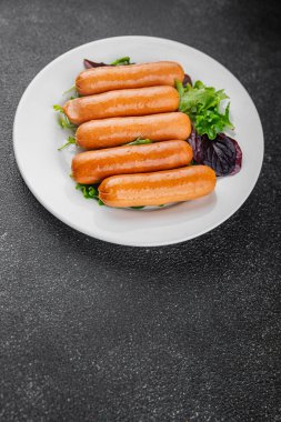 Sosisler et lezzetli taze gurme yemek masa arkası kırsal yemek üst görünüm kopyalama alanı