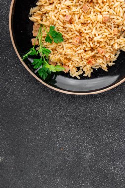 Pirinç etli jambon ana yemek taze lezzetli gurme yemek arkaplan masa üzerinde rustik gıda üst görünüm kopyalama alanı