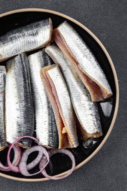 Sardalyalar tuzlu balık gurme yemek arka planda rustik gıda üst görünüm fotokopi uzay vejetaryen gıda
