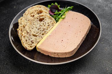 Pate mousse ciğer ördek eti lezzetli taze gurme yemek masa arkası kırsal yemek üst görünüm fotokopi alanı
