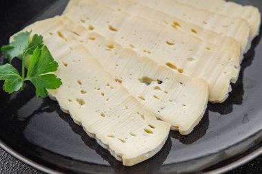Peynir dilimi tartiflette yumuşak peynir lezzetli gurme yemek arkaplanı masa rustik gıda üst görünüm fotokopi alanı