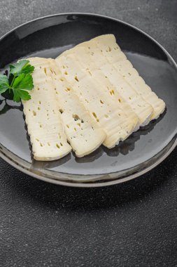 Peynir dilimi tartiflette yumuşak peynir lezzetli gurme yemek arkaplanı masa rustik gıda üst görünüm fotokopi alanı