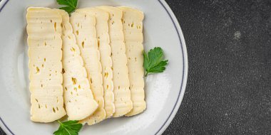 Peynir dilimi tartiflette yumuşak peynir lezzetli gurme yemek arkaplanı masa rustik gıda üst görünüm fotokopi alanı