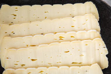 Peynir dilimi tartiflette yumuşak peynir lezzetli gurme yemek arkaplanı masa rustik gıda üst görünüm fotokopi alanı