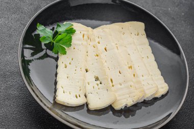 Peynir dilimi tartiflette yumuşak peynir lezzetli gurme yemek arkaplanı masa rustik gıda üst görünüm fotokopi alanı