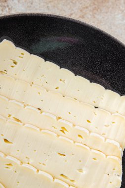 Peynir dilimi tartiflette yumuşak peynir lezzetli gurme yemek arkaplanı masa rustik gıda üst görünüm fotokopi alanı
