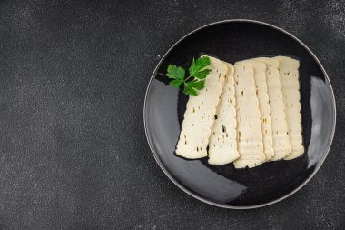 Peynir dilimi tartiflette yumuşak peynir lezzetli gurme yemek arkaplanı masa rustik gıda üst görünüm fotokopi alanı