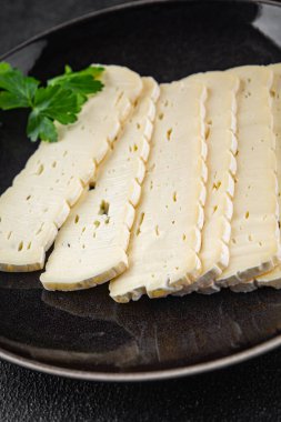 Peynir dilimi tartiflette yumuşak peynir lezzetli gurme yemek arkaplanı masa rustik gıda üst görünüm fotokopi alanı