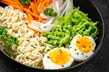 Vejetaryen kasesi, erişte, sebze salatası, lezzetli taze Buda kasesi, gurme yemek, masa arkası, kırsal yemek. 