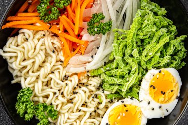 Vejetaryen kasesi, erişte, sebze salatası, lezzetli taze Buda kasesi, gurme yemek, masa arkası, kırsal yemek. 