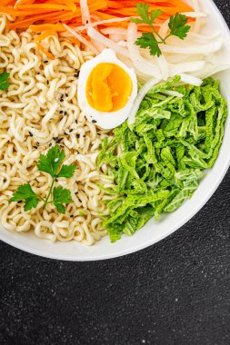 Vejetaryen kasesi, erişte, sebze salatası, lezzetli taze Buda kasesi, gurme yemek, masa arkası, kırsal yemek. 