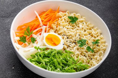 Vejetaryen kasesi, erişte, sebze salatası, lezzetli taze Buda kasesi, gurme yemek, masa arkası, kırsal yemek. 