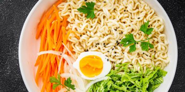 Vejetaryen kasesi, erişte, sebze salatası, lezzetli taze Buda kasesi, gurme yemek, masa arkası, kırsal yemek. 