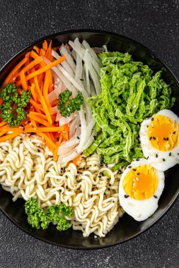 Vejetaryen kasesi, erişte, sebze salatası, lezzetli taze Buda kasesi, gurme yemek, masa arkası, kırsal yemek. 