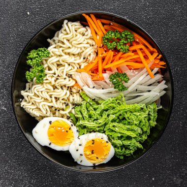 Vejetaryen kasesi, erişte, sebze salatası, lezzetli taze Buda kasesi, gurme yemek, masa arkası, kırsal yemek. 