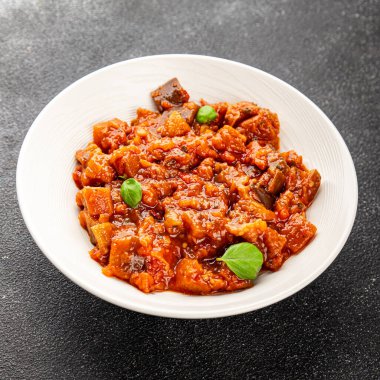 Patlıcan yahnisi sebze salatası lezzetli gurme yemek arkaplanı masa rustik gıdalar üst görünüm fotokopi alanı