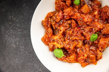 Patlıcan yahnisi sebze salatası lezzetli gurme yemek arkaplanı masa rustik gıdalar üst görünüm fotokopi alanı