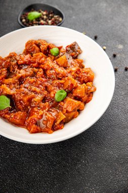 Patlıcan yahnisi sebze salatası lezzetli gurme yemek arkaplanı masa rustik gıdalar üst görünüm fotokopi alanı