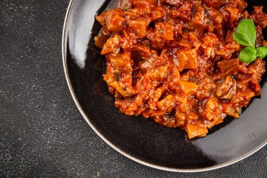 Patlıcan yahnisi sebze salatası lezzetli gurme yemek arkaplanı masa rustik gıdalar üst görünüm fotokopi alanı