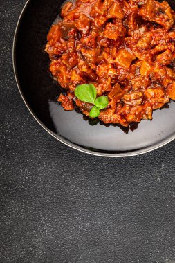 Patlıcan yahnisi sebze salatası lezzetli gurme yemek arkaplanı masa rustik gıdalar üst görünüm fotokopi alanı