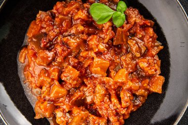 Patlıcan yahnisi sebze salatası lezzetli gurme yemek arkaplanı masa rustik gıdalar üst görünüm fotokopi alanı