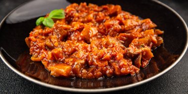 Patlıcan yahnisi sebze salatası lezzetli gurme yemek arkaplanı masa rustik gıdalar üst görünüm fotokopi alanı