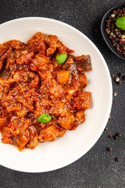 Patlıcan yahnisi sebze salatası lezzetli gurme yemek arkaplanı masa rustik gıdalar üst görünüm fotokopi alanı