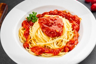Spagetti bolonez makarna sosu lezzetli lezzetli lezzetli gurme yemek arka plan masa kırsal yemek üst görünüm fotokopi alanı