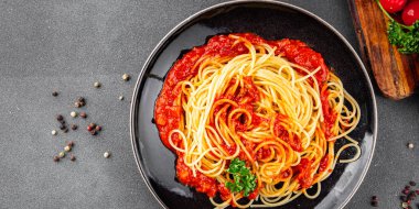 Spagetti bolonez makarna sosu lezzetli lezzetli lezzetli gurme yemek arka plan masa kırsal yemek üst görünüm fotokopi alanı
