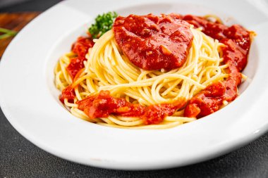 Spagetti bolonez makarna sosu lezzetli lezzetli lezzetli gurme yemek arka plan masa kırsal yemek üst görünüm fotokopi alanı